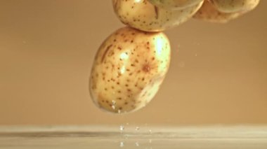 Patatesler ıslak masaya düşer. 1000 fps 'de yüksek hızlı bir kamerayla çekildi. Yüksek kaliteli FullHD görüntüler