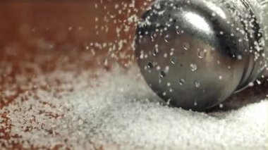 Tuz tuzluğa düşer. 1000 fps 'de yüksek hızlı bir kamerayla çekildi. Yüksek kaliteli FullHD görüntüler