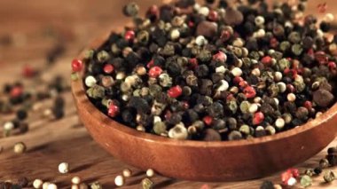 Biberli bir tabak masaya düşer. 1000 fps 'de yüksek hızlı bir kamerayla çekildi. Yüksek kaliteli FullHD görüntüler