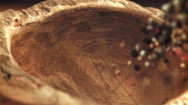 Bir avuç karabiber havan topuna düşer. 1000 fps 'de yüksek hızlı bir kamerayla çekildi. Yüksek kaliteli FullHD görüntüler