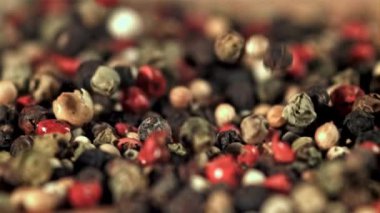Karabiber taneciklerin içine düşer. 1000 fps 'de yüksek hızlı bir kamerayla çekildi. Yüksek kaliteli FullHD görüntüler