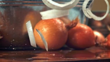 Dilimlenmiş soğan halkaları ıslak masaya düşer. 1000 fps 'de yüksek hızlı bir kamerayla çekildi. Yüksek kaliteli FullHD görüntüler