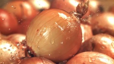 Ampulün üzerine su damlaları düşer. 1000 fps 'de yüksek hızlı bir kamerayla çekildi. Yüksek kaliteli FullHD görüntüler