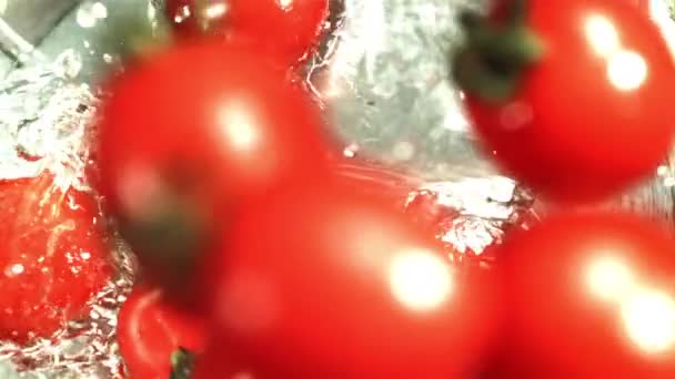 Tomater Faller Ner Hink Vatten Inspelning Höghastighetskamera 1000 Fps Högkvalitativ — Stockvideo