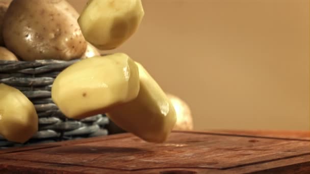 Las Patatas Peladas Caen Sobre Una Tabla Cortar Filmado Una — Vídeos de Stock