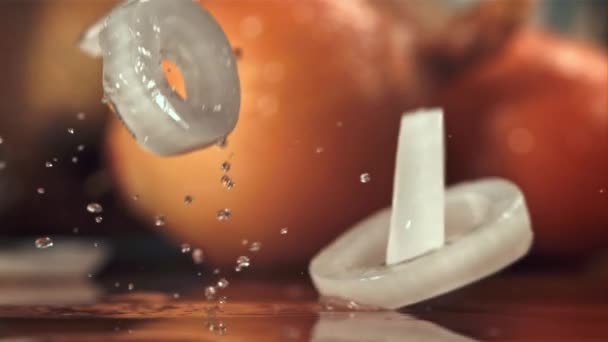 Nakrájené Cibulové Kroužky Padají Stůl Natočeno Vysokorychlostní Kameře Rychlostí 1000 — Stock video