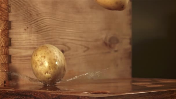 Kartoffeln Fallen Auf Einen Nassen Tisch Gefilmt Mit Einer Hochgeschwindigkeitskamera — Stockvideo