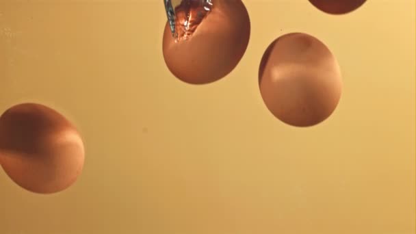 蛋与气泡一起掉进水里 在1000英尺每秒的高速相机上拍摄 优质Fullhd影片 — 图库视频影像