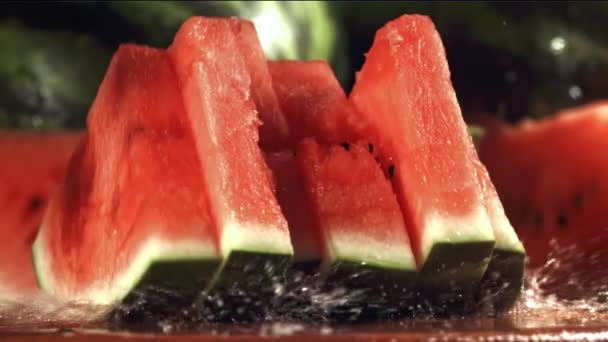 Stukjes Watermeloen Vallen Een Natte Plank Gefilmd Een Hoge Snelheidscamera — Stockvideo