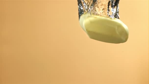 Ziemniaki Bez Skórki Wpadają Pod Wodę Nagranie Szybkiej Kamerze Prędkością — Wideo stockowe