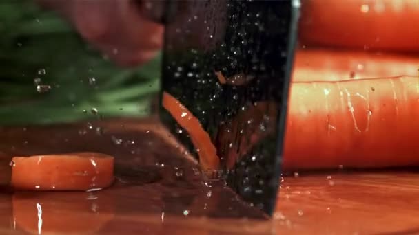 Couteau Coupe Les Carottes Avec Des Éclaboussures Filmé Par Une — Video