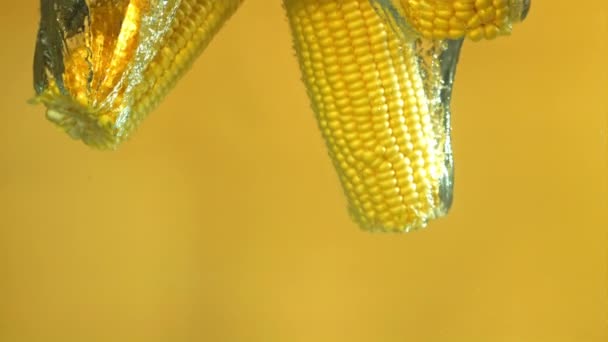 Кукуруза Падает Воду Жёлтом Фоне Снято Высокоскоростную Камеру Скоростью 1000 — стоковое видео