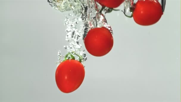 Pomodori Cadono Sotto Acqua Uno Sfondo Leggero Girato Una Telecamera — Video Stock