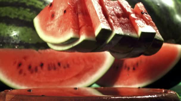 Stukjes Watermeloen Vallen Een Natte Plank Gefilmd Een Hoge Snelheidscamera — Stockvideo