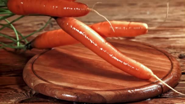 Морковь Падает Разделочную Доску Брызгами Воды Снято Высокоскоростную Камеру Скоростью — стоковое видео