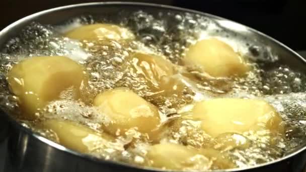 Patatas Peladas Agua Hirviendo Filmado Una Cámara Alta Velocidad 1000 — Vídeos de Stock