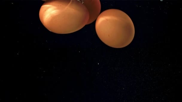Яйця Падають Під Воду Знімався Високошвидкісній Камері Швидкістю 1000 Кадрів — стокове відео
