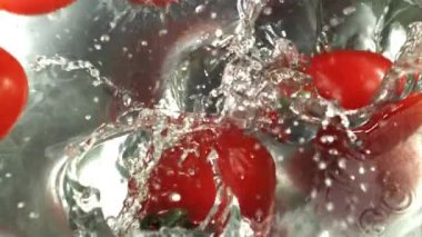 Domatesler bir kova suya düşer. 1000 fps 'de yüksek hızlı bir kamerayla çekildi. Yüksek kaliteli FullHD görüntüler