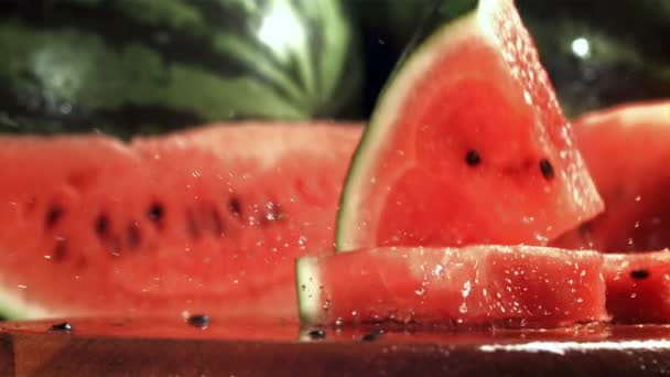 Watermeloen Plakjes Vallen Een Natte Tafel Gefilmd Een Hoge Snelheidscamera — Stockvideo
