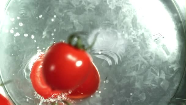 Los Tomates Caen Cubo Agua Filmado Una Cámara Alta Velocidad — Vídeos de Stock
