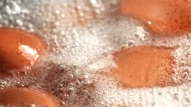 Eier Kochendem Wasser Gefilmt Mit Einer Hochgeschwindigkeitskamera Bei 1000 Fps — Stockvideo