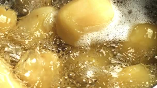沸騰した水にジャガイモを皮をむいた 1000Fpsで高速カメラで撮影しました 高品質のフルHd映像 — ストック動画
