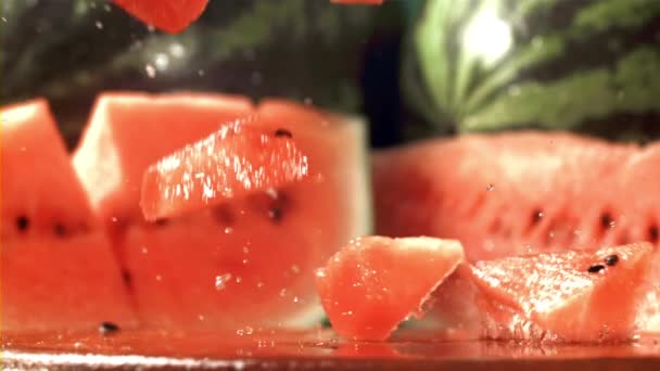 Watermeloenpulp Valt Een Natte Snijplank Gefilmd Een Hoge Snelheidscamera Met — Stockvideo