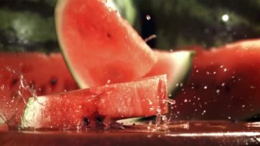 Karpuz dilimleri ıslak masaya düşer. 1000 fps 'de yüksek hızlı bir kamerayla çekildi. Yüksek kaliteli FullHD görüntüler