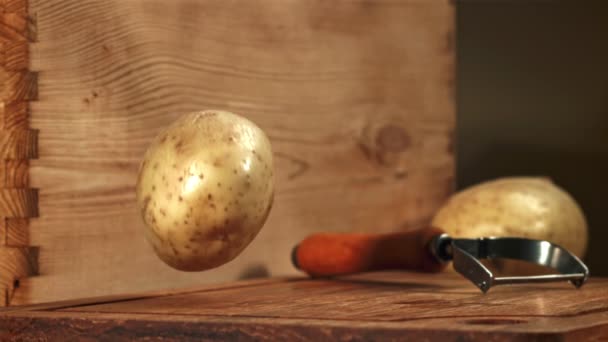 Ziemniaki Spadają Drewnianą Deskę Nagranie Szybkiej Kamerze Prędkością 1000 Fps — Wideo stockowe