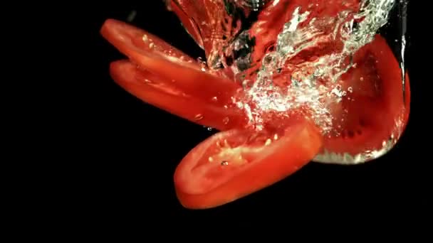 Pomodori Affettati Cadono Sotto Acqua Girato Una Telecamera Alta Velocità — Video Stock
