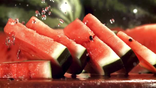 Druppels Water Vallen Een Stuk Watermeloen Gefilmd Een Hoge Snelheidscamera — Stockvideo