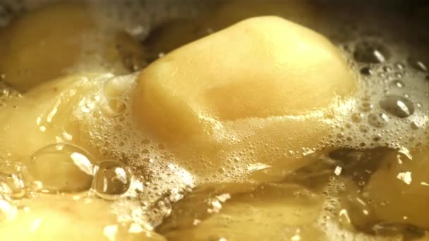 Geschälte Kartoffeln Kochendem Wasser Gefilmt Mit Einer Hochgeschwindigkeitskamera Bei 1000 — Stockvideo
