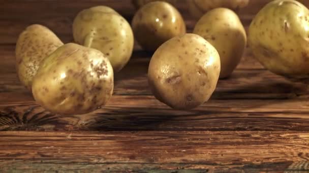 Ziemniaki Toczą Się Drewnianym Stole Nagranie Szybkiej Kamerze Prędkością 1000 — Wideo stockowe