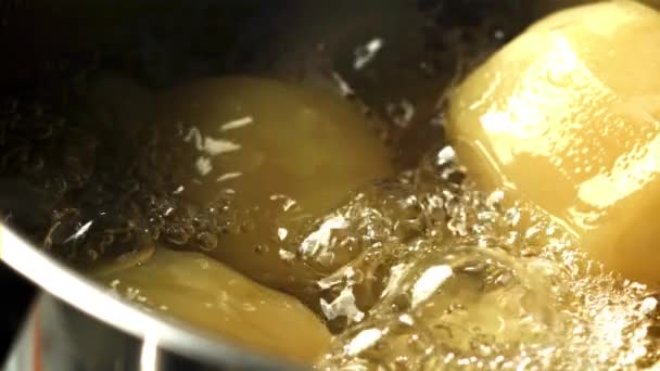 Kartoffeln Werden Einem Topf Gekocht Gefilmt Mit Einer Hochgeschwindigkeitskamera Bei — Stockvideo