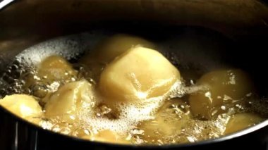 Kaynar suda patates. 1000 fps 'de yüksek hızlı bir kamerayla çekildi. Yüksek kaliteli FullHD görüntüler
