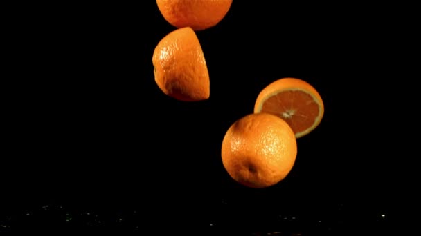 Naranja Fresco Cae Sobre Mesa Negra Filmado Una Cámara Alta — Vídeos de Stock