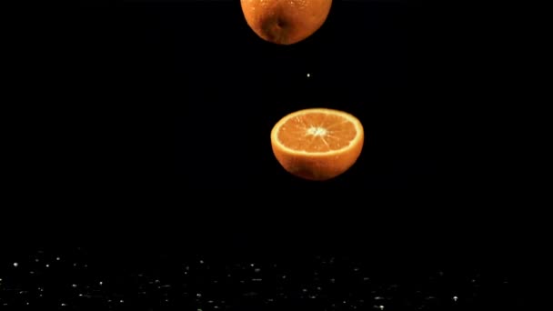 新鲜的橙子落在黑桌上 在1000英尺每秒的高速相机上拍摄 优质Fullhd影片 — 图库视频影像