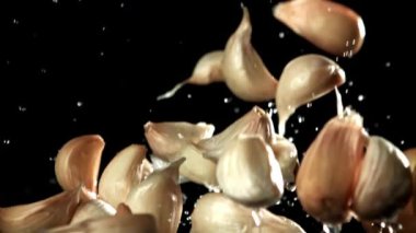 Sarımsak bir damla suyla uçar. 1000 fps 'de yüksek hızlı bir kamerayla çekildi. Yüksek kaliteli FullHD görüntüler