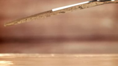 Bıçak kesme tahtasına düşer. 1000 fps 'de yüksek hızlı bir kamerayla çekildi. Yüksek kaliteli FullHD görüntüler