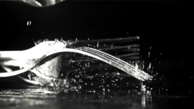 Çatallar siyah masaya su sıçratır. 1000 fps 'de yüksek hızlı bir kamerayla çekildi. Yüksek kaliteli FullHD görüntüler