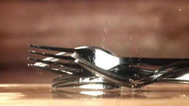 Çatallar ahşap bir masaya düşer. 1000 fps 'de yüksek hızlı bir kamerayla çekildi. Yüksek kaliteli FullHD görüntüler