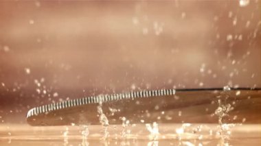 Bıçak kesme tahtasına düşer. 1000 fps 'de yüksek hızlı bir kamerayla çekildi. Yüksek kaliteli FullHD görüntüler