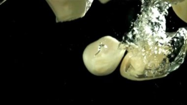 Soyulmuş sarımsak suya düşer. 1000 fps 'de yüksek hızlı bir kamerayla çekildi. Yüksek kaliteli FullHD görüntüler