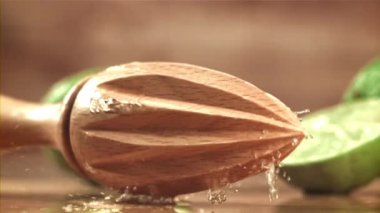 Kireç sıkacağı ıslak masaya düşer. 1000 fps 'de yüksek hızlı bir kamerayla çekildi. Yüksek kaliteli FullHD görüntüler