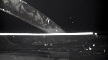 Bıçak siyah masaya düşer. 1000 fps 'de yüksek hızlı bir kamerayla çekildi. Yüksek kaliteli FullHD görüntüler