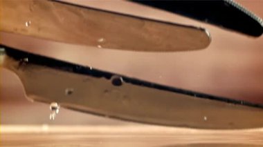 Bıçak kesme tahtasına düşer. 1000 fps 'de yüksek hızlı bir kamerayla çekildi. Yüksek kaliteli FullHD görüntüler