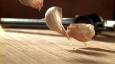 Sarımsak ahşap bir masaya düşecek. 1000 fps 'de yüksek hızlı bir kamerayla çekildi. Yüksek kaliteli FullHD görüntüler