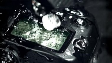 Kamera ekranına yağmur damlaları düşer. 1000 fps 'de yüksek hızlı bir kamerayla çekildi. Yüksek kaliteli FullHD görüntüler