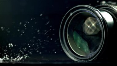 Yağmurda kamera lensi. 1000 fps 'de yüksek hızlı bir kamerayla çekildi. Yüksek kaliteli FullHD görüntüler