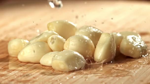물방울은 껍질을 마늘에 떨어집니다 1000 Fps의 카메라로 촬영했습니다 고품질 Fullhd — 비디오